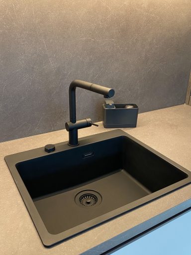 Schwarzes Spülbecken mit modernem Wasserhahn in der FeWo nahe Phantasialand